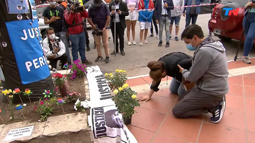 “Lo mataron sin piedad”: los papás de Fernando encabezaron un emotivo homenaje en el boliche del crimen