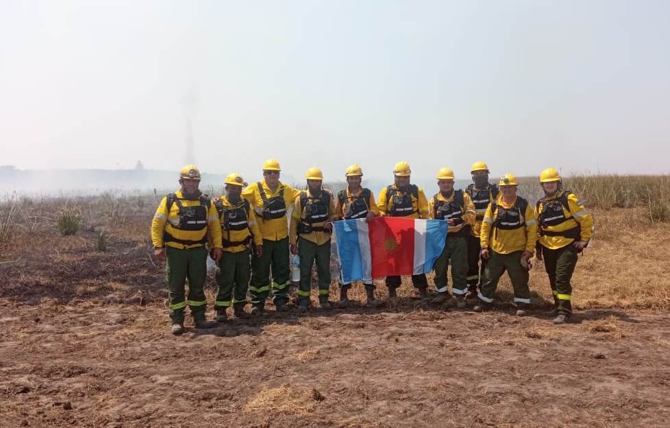 La brigada de incendios colabora para combatir los siniestros en Corrientes
