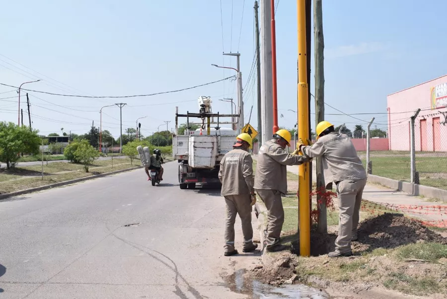 La Capital trabaja en la instalación de semáforos led en Lamadrid y Colón