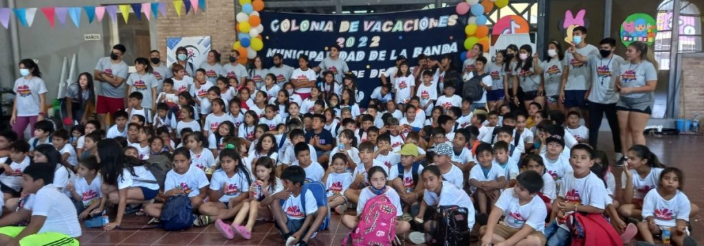 Alrededor de 150 niños de diferentes barrios de la banda disfrutan diariamente de la colonia de vacaciones gratuitas 