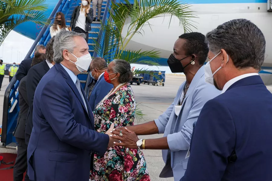 El Presidente arribó a Barbados, donde mañana se reunirá con la primera ministra, Mia Mottley