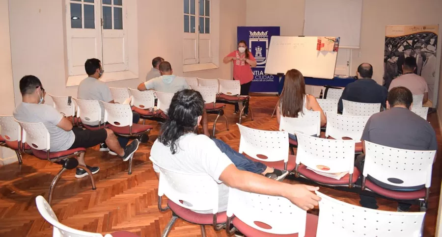 La Municipalidad dicta un taller de inglés gratuito para choferes de taxis y remises