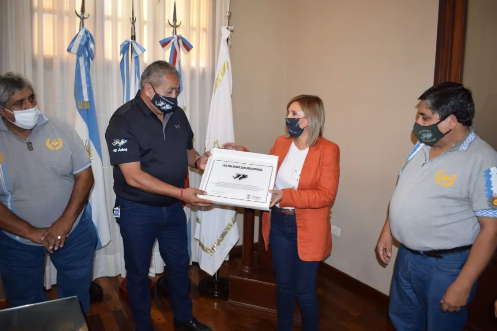 La intendente Fuentes entregó una placa conmemorativa a los ex combatientes de Malvinas