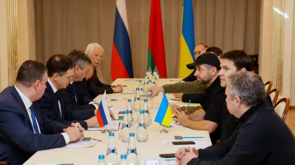 Representantes de Rusia y Ucrania ya negocian en Bielorrusia