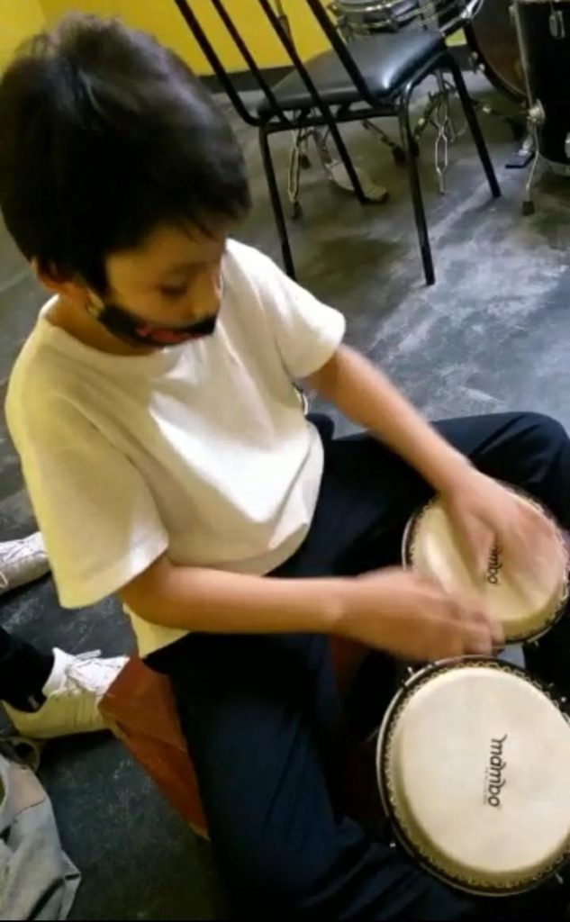 Invitan a inscribirse a un taller de percusión latina en el atelier cultural