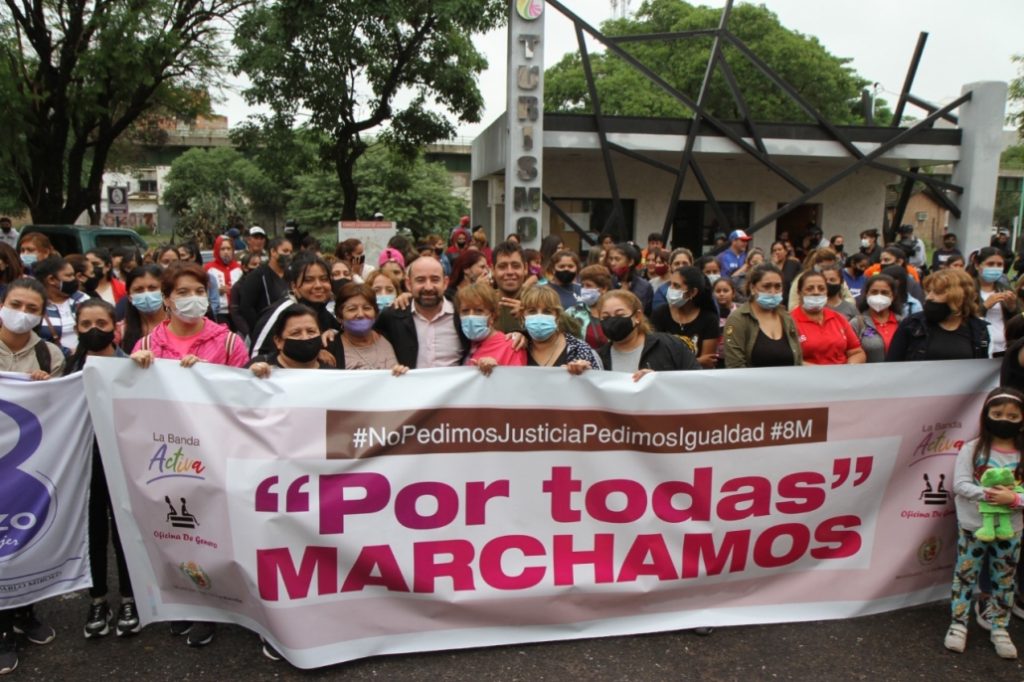 Cientos de mujeres conmemoraron su día internacional con una caminata frente a la municipalidad