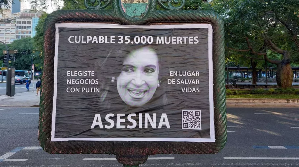 Alberto Fernández repudió el uso de la imagen de Cristina Kirchner en carteles con insultos
