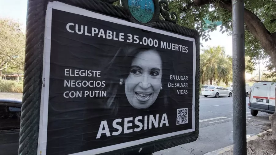Allanaron la casa de quien habría encargado los afiches difamatorios contra Cristina Kirchner