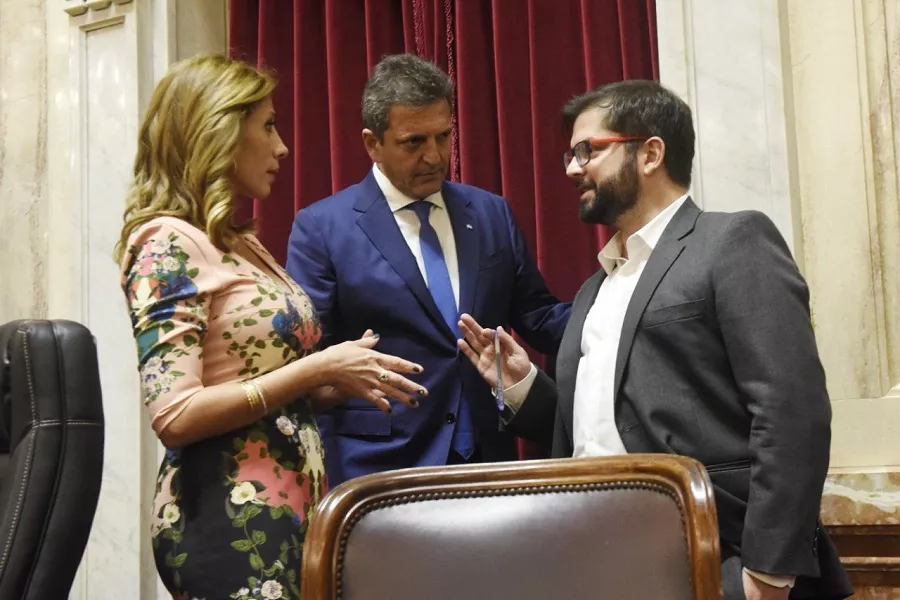 Gabriel Boric fue recibido en el Congreso por Sergio Massa y Claudia de Zamora