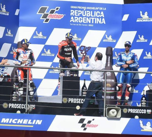 Espargaró recibió el premio del Moto GP de manos del gobernador Zamora