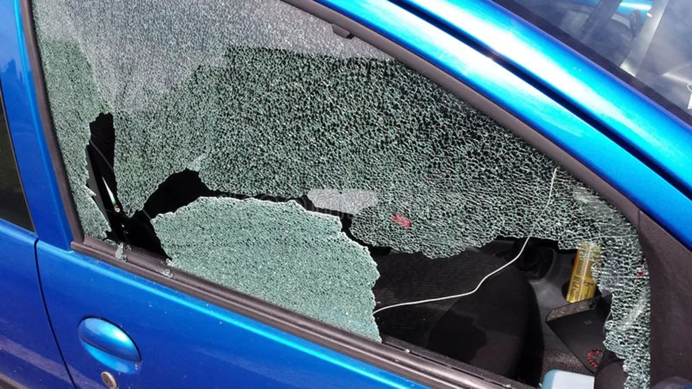 Encontró a su esposo con la amante en el parque Aguirre y le destruyó el auto