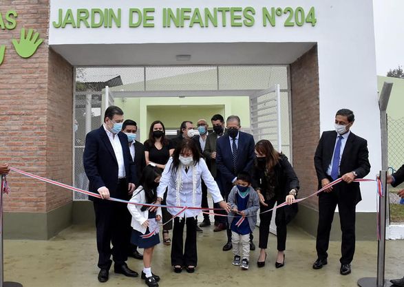 Zamora habilitó el nuevo edificio del jardín de infantes de Santa María y entregó viviendas a 27 familias