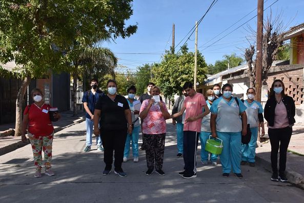 Personal de salud recorre casa por casa para completar esquemas de vacunación