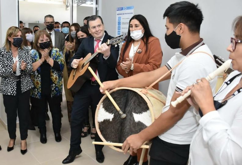 El gobernador cantó la chacarera «desde el puente carretero» con alumnos del taller de música de la Escuela N° 1 Sor María de Paz y Figueroa