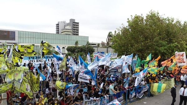 Una multitud acompaña al gobernador Zamora en la previa de su mensaje anual