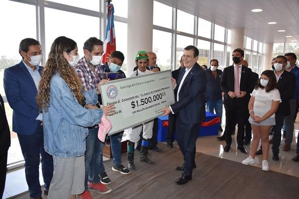 El Gobernador entregó el Gran premio Autonomía Provincial 2022 en el Hipódromo 27 de Abril