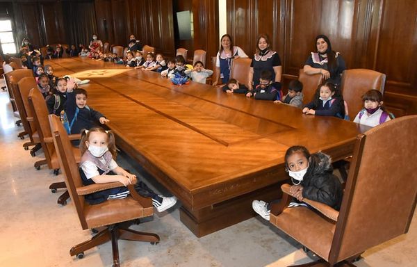 Niños del jardín de la Escuela Normal de La Banda visitaron Casa de Gobierno