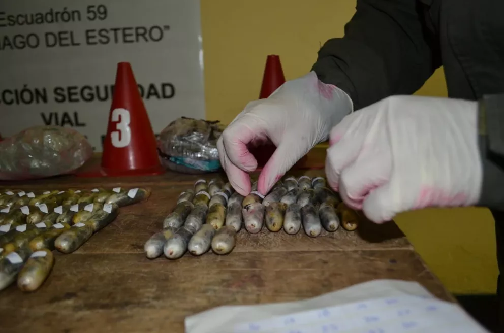 Hallaron un kilo y medio de cocaína en un micro que iba a Buenos Aires