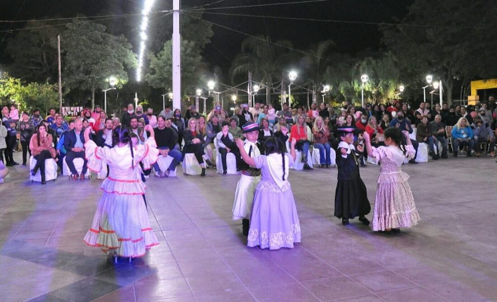 La Banda celebró la Autonomía Provincial con un exitoso patio criollo en la Plaza Belgrano