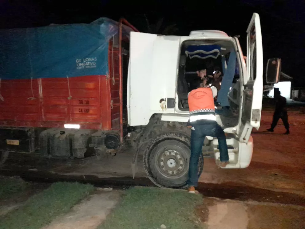 Secuestran camión tras el robo de 40 toneladas de maíz de un campo