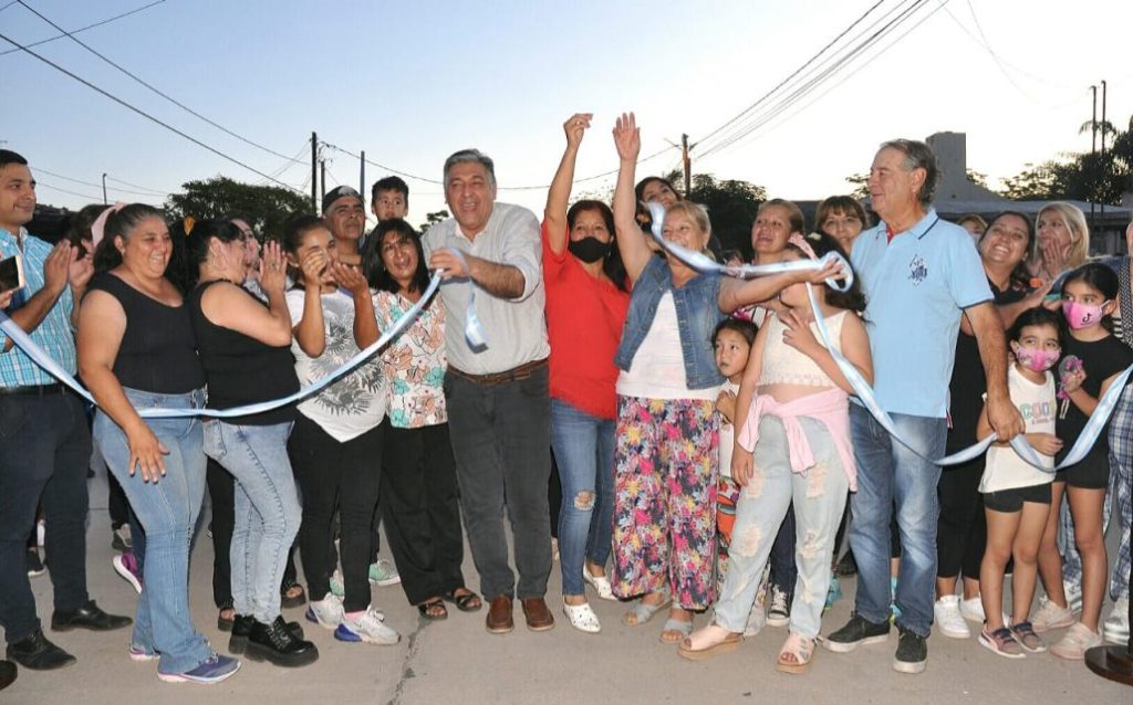 El intendente Nediani inauguró una nueva obra de pavimento acompañado de los vecinos del sector