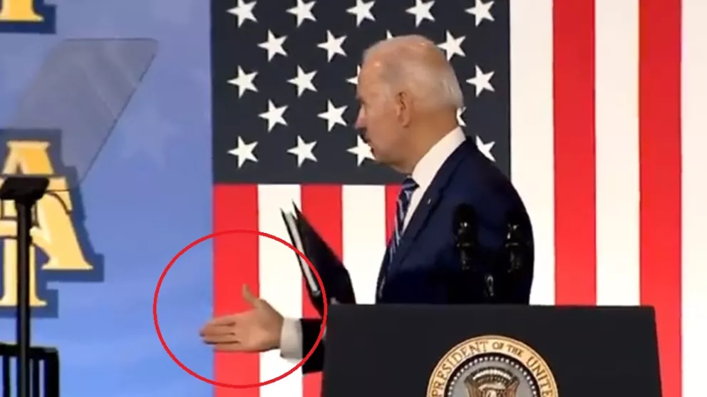 Joe Biden: tras un discurso, estrechó la mano «al aire»