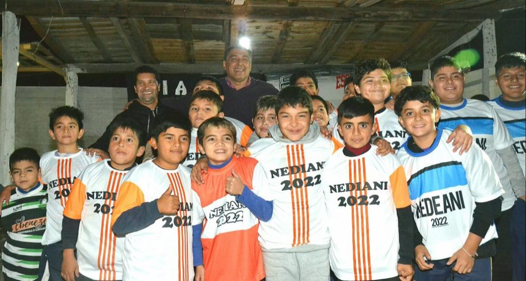 Nediani entregó indumentaria deportiva en una escuelita de futbol del barrio Fraternidad