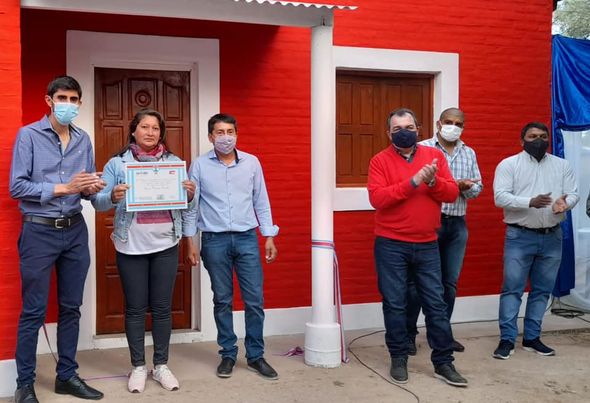 Entrega de viviendas sociales en Herrera y Colonia Dora