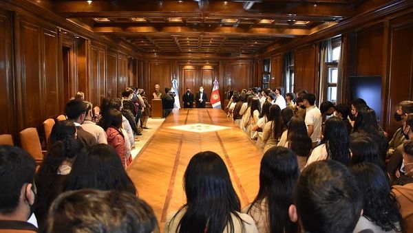 Estudiantes de Los Telares visitaron a Gerardo Zamora en Casa de Gobierno como parte del Programa Conociendo Mi Provincia