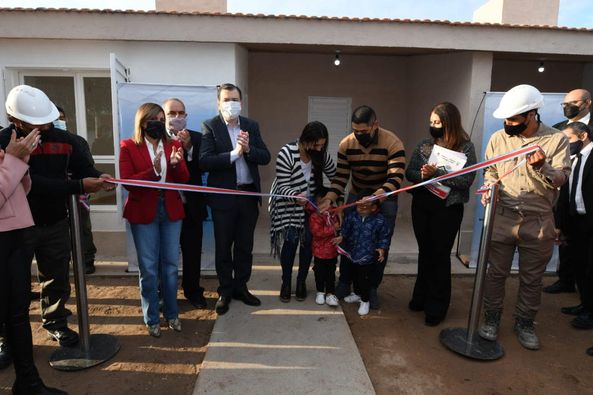 El Gobernador inauguró un nuevo barrio en la capital