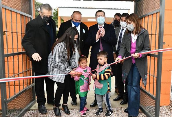 El Gobernador inauguró el nuevo edificio del jardín de infantes de Doña Luisa y anunció la ampliación de la red eléctrica para la zona