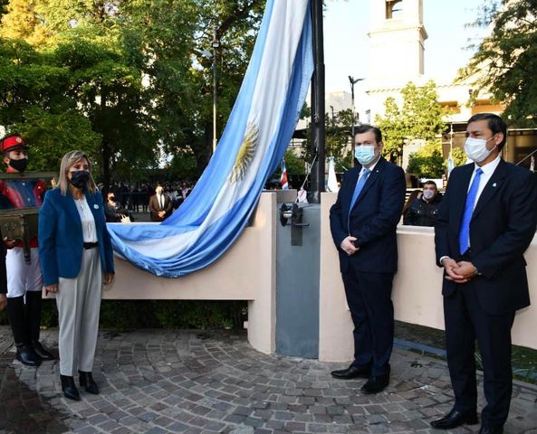 El Gobernador encabezó el acto por el 212° Aniversario de la Revolución de Mayo