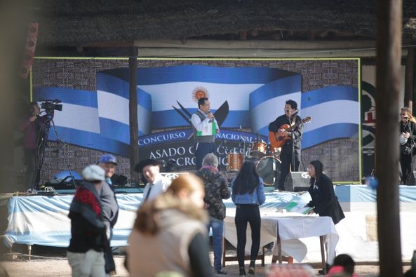 En un marco espectacular de público el 25 de Mayo se festejó en Sumampa con locro, asado con cuero y música.