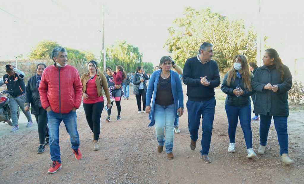 El intendente Roger Nediani realizó una caminata por el barrio Villa Inés 