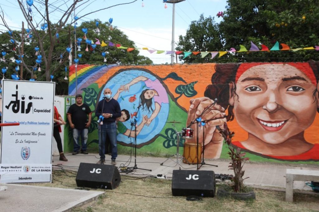 El municipio descubrió un mural como parte de concienciación del TEA en el barrio Mercantil