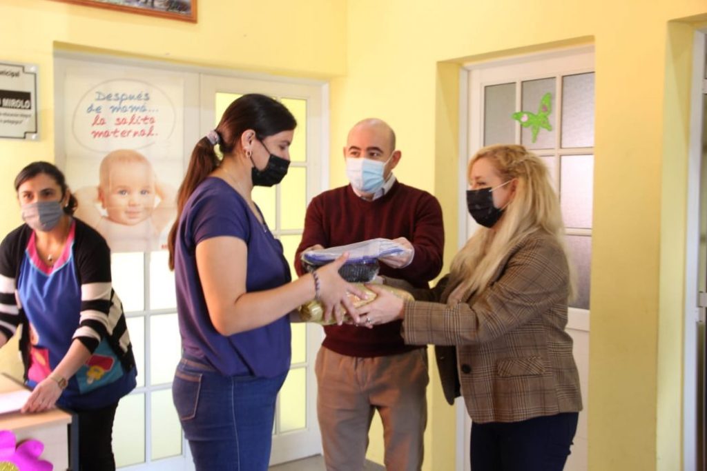 El municipio continúa con la entrega de unidades alimentarias y pintorcitos para los alumnos de sus instituciones