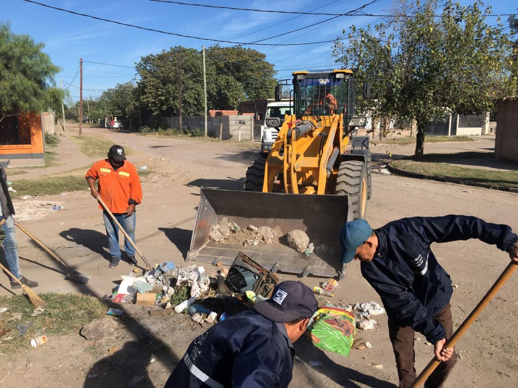 El municipio realizó un operativo de descacharreo en el barrio Avenida