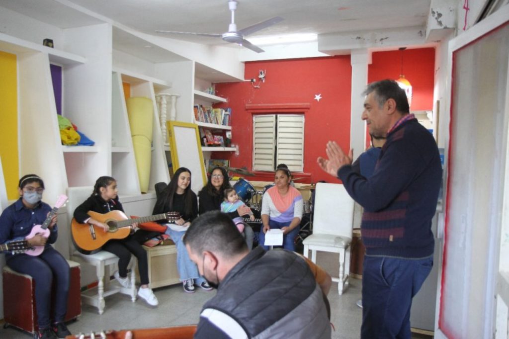 El intendente Roger Nediani visitó los talleres artísticos de la Asociación Civil «Quilla»