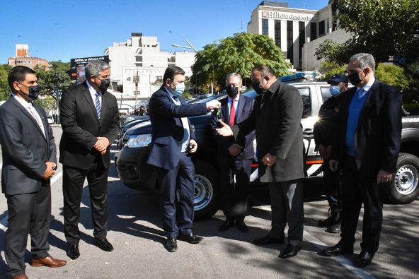 Gerardo Zamora entregó 40 camionetas a la Policía de la Provincia de Santiago del Estero