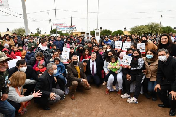 El Gobernador inauguró un barrio de 48 viviendas en Colonia El Simbolar