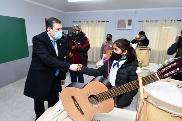El Gobernador inauguró obras en tres instituciones educativas y entregó viviendas sociales en Estación Zanjón