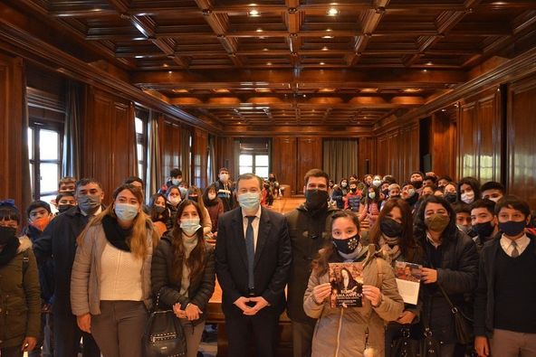 El gobernador de la provincia, Gerardo Zamora recibió a 58 alumnos de primer año de la Escuela Anunciatta Cochetti de la ciudad Capital
