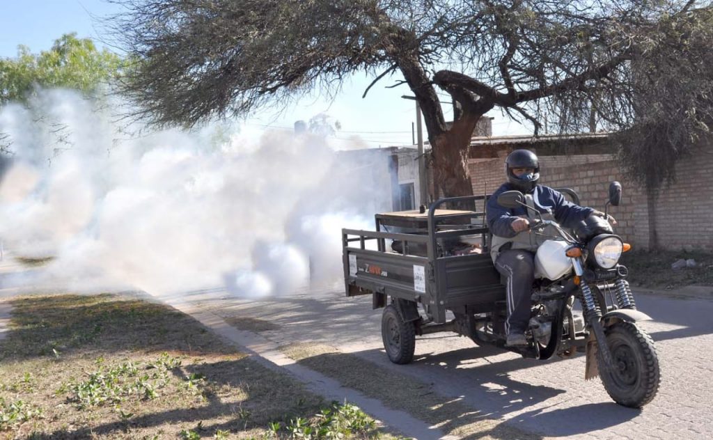 Intensifican las tareas de fumigación en los barrios de La Banda