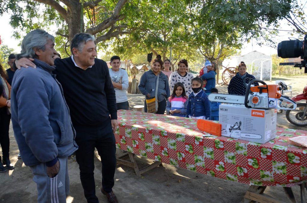 El intendente Roger Nediani entrego equipamiento a través del programa emprendiendo sueño