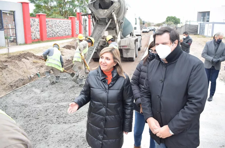 La intendente Fuentes y el titular del IPVU visitaron la pavimentación de la colectora de la Costanera Sur