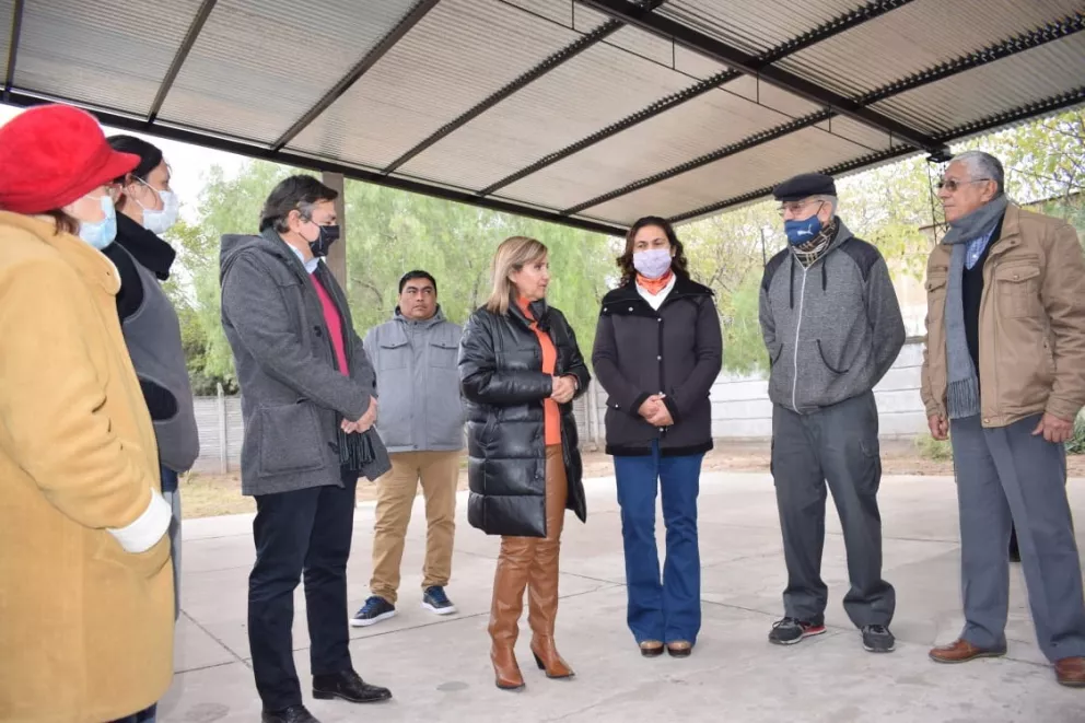 La intendente Fuentes visitó la obra de ampliación del centro de jubilados del barrio Autonomía
