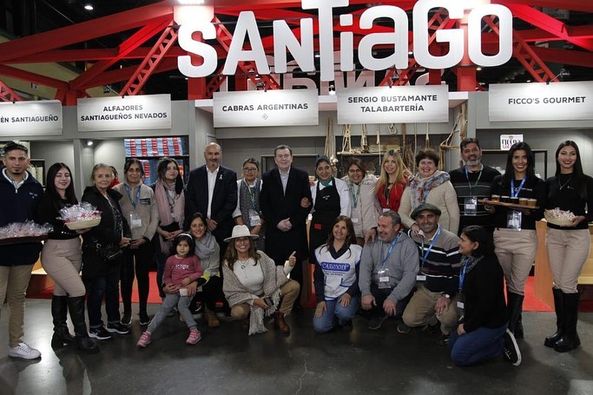 El gobernador Gerardo Zamora visitó este jueves el espacio institucional de Santiago del Estero en la Feria Caminos y Sabores