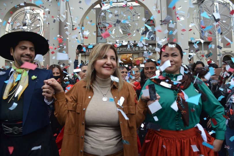 La intendente Fuentes encabezó la colorida Acción Teatral Urbana por las calles de la ciudad