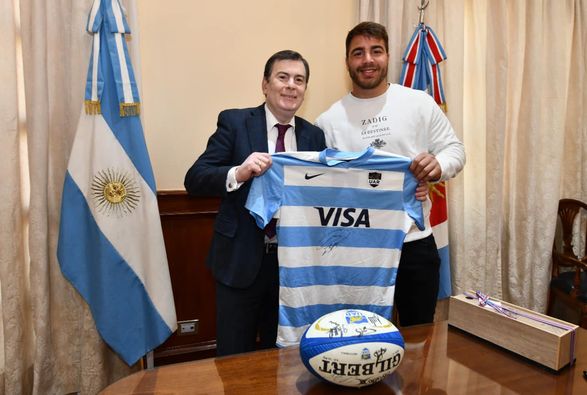 El gobernador Gerardo Zamora recibió la visita de Facundo Isa, el santiagueño integrante del Seleccionado Argentino de Rugby