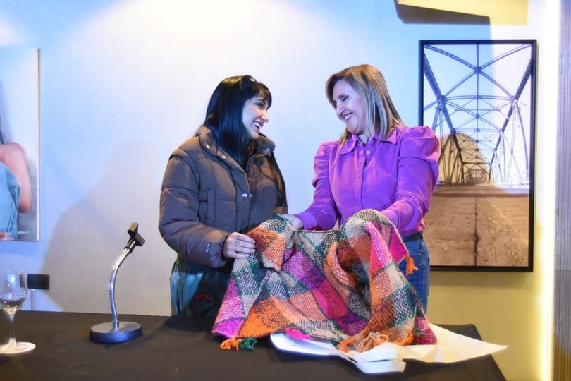 La intendente Fuentes le dio la bienvenida a María Becerra